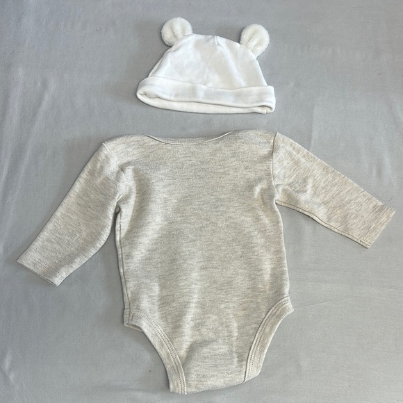 Disney - Winnie the Pooh - Gray and White Bodysuit/Onesie and Hat - Picture 3 of 3